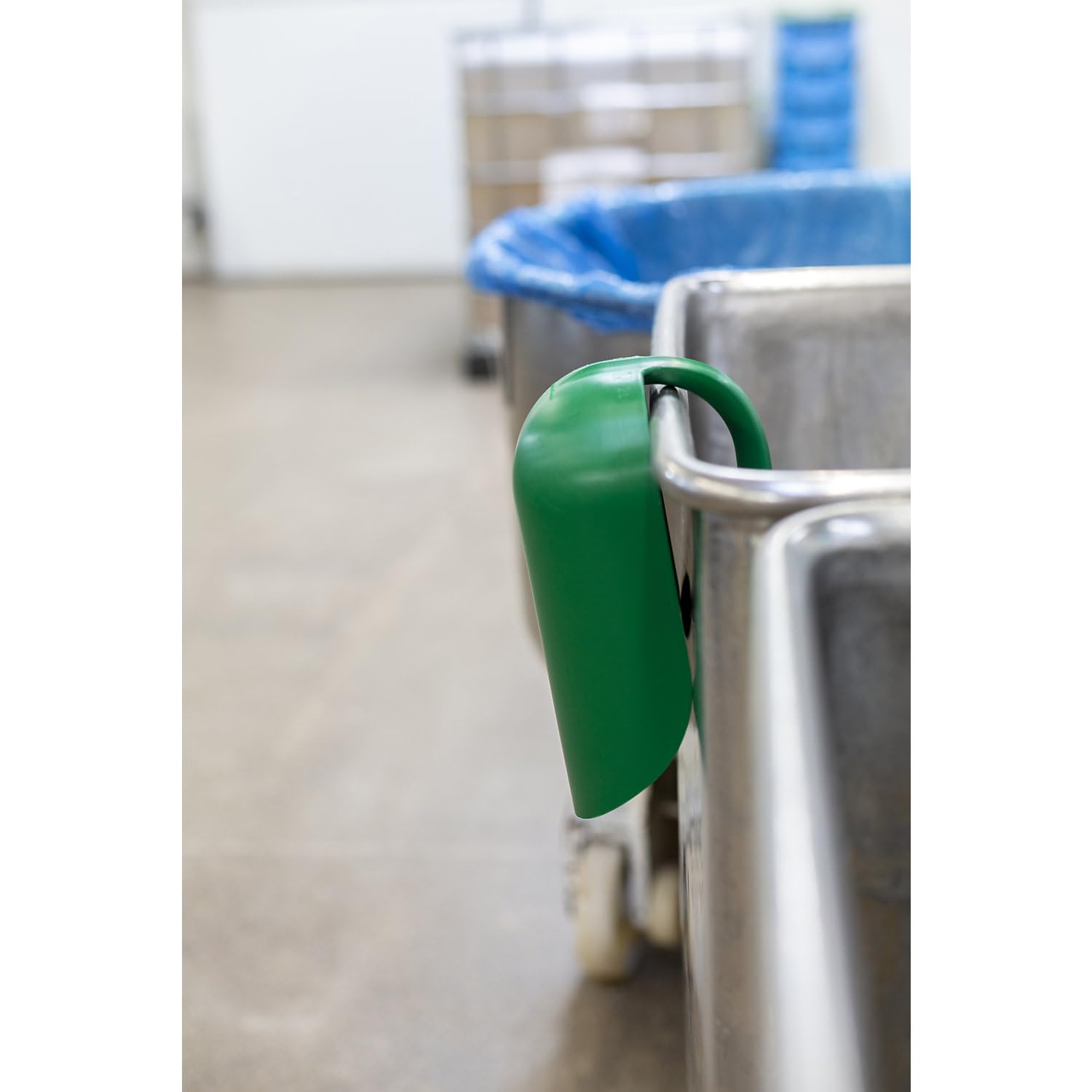 Vikan Ergonomic Scoop - 2 Litre Capacity | Polypropylene (PP) | Green 4