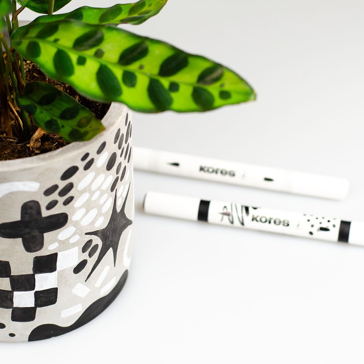 Kores Kreative Marker Acrylic Duo Tip Set - Black & White | Dual-Tip | Multi-Surface 4
