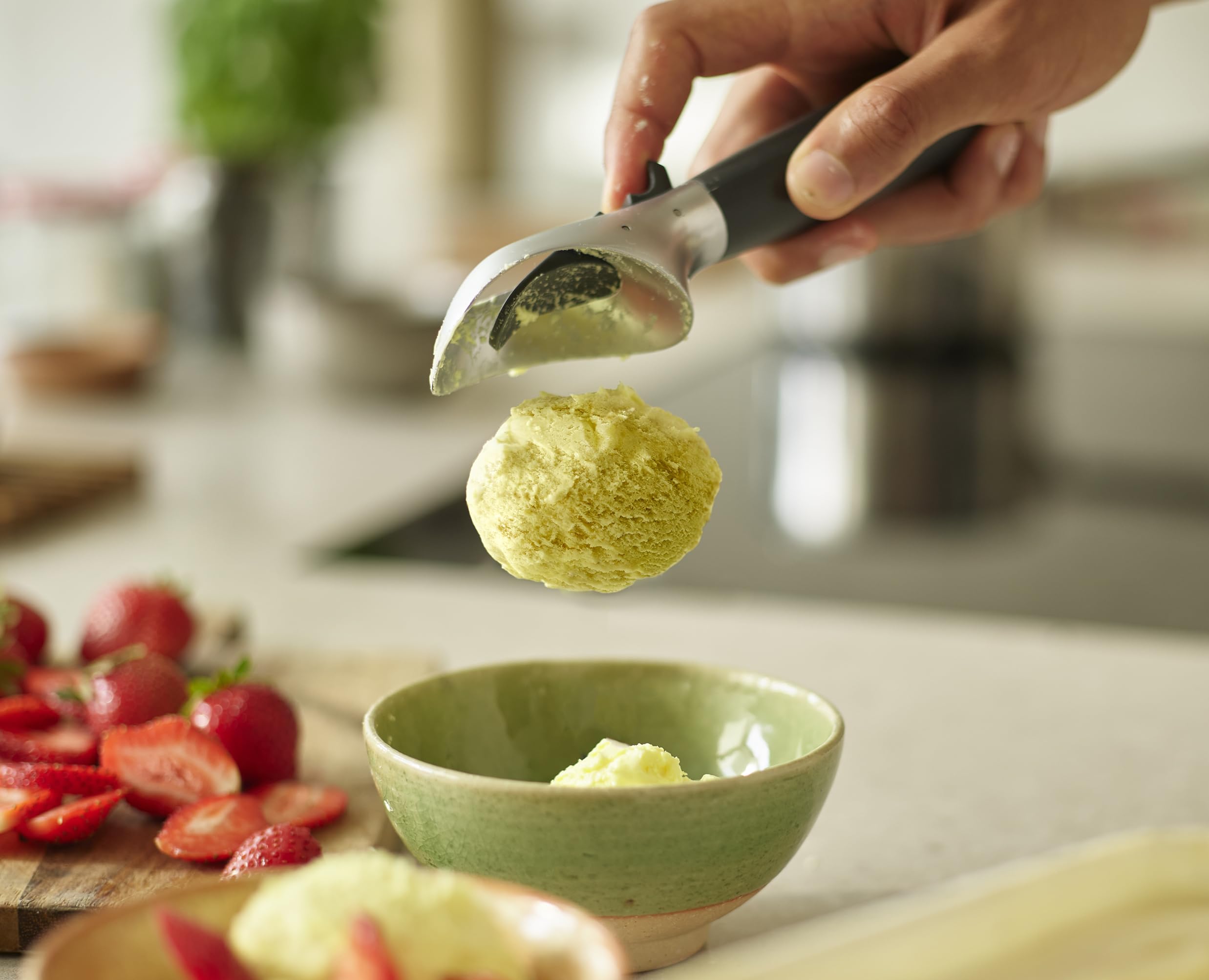 Joseph Joseph Elevate Ice Cream Scoop with Easy Trigger Release | Zinc Alloy Head | Anthracite 6