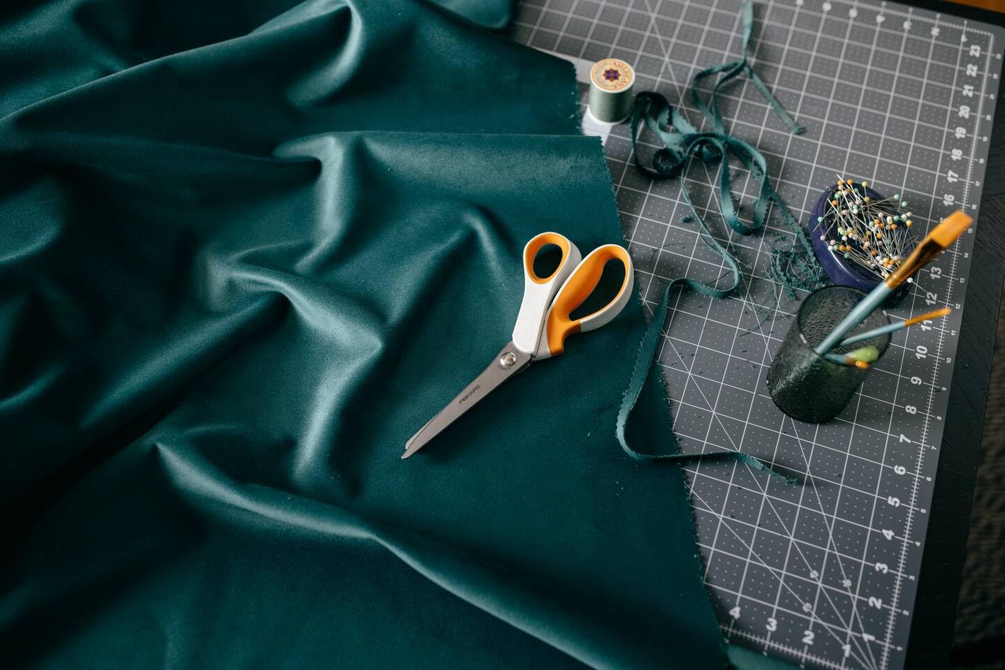 Fiskars SoftGrip Pinking Shears - Right-Handed, 24.2 cm Total Length, Stainless Steel Blade 7