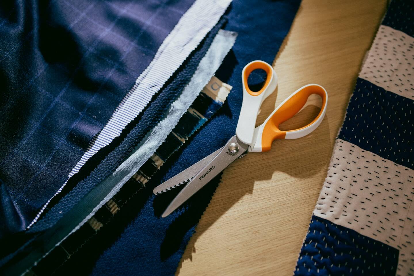 Fiskars SoftGrip Pinking Shears - Right-Handed, 24.2 cm Total Length, Stainless Steel Blade 4