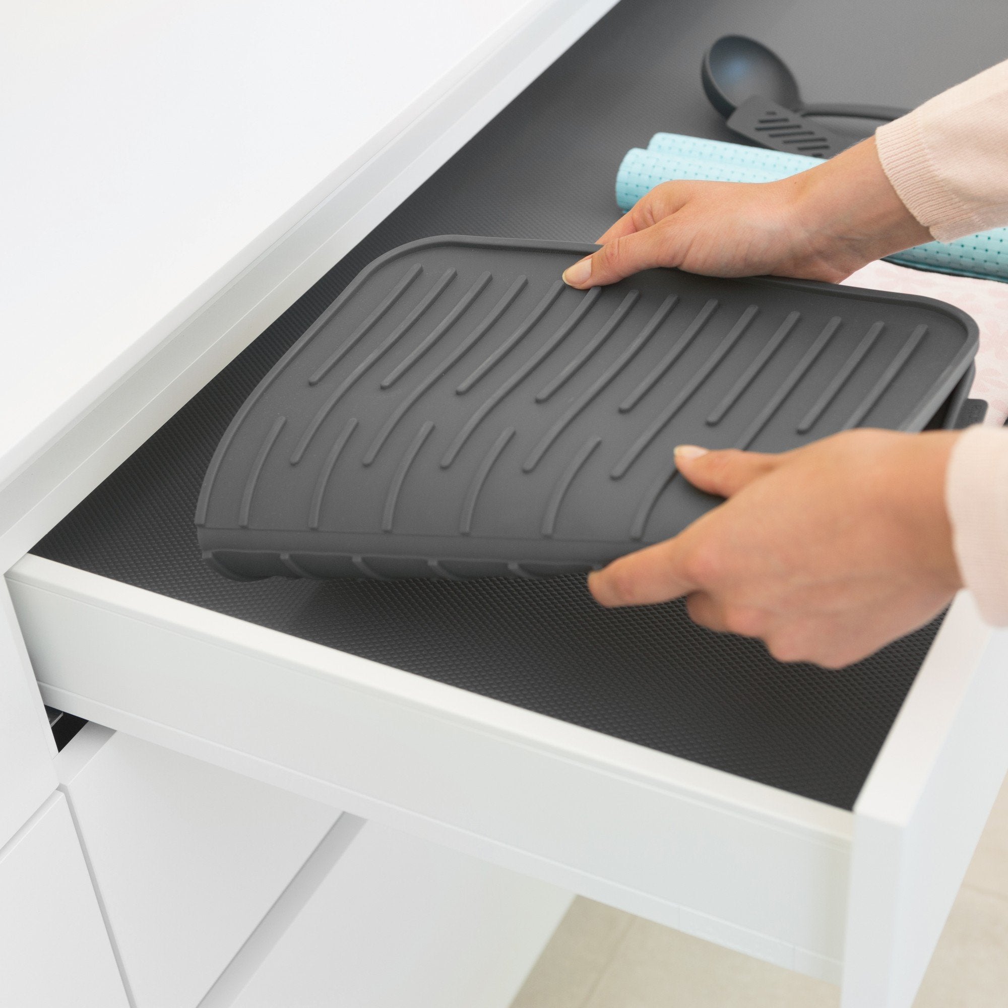 Brabantia Silicone Dish Drying Mat - Non-Skid, Dishwasher Safe | 43.8 x 32.5 cm | Dark Grey 3