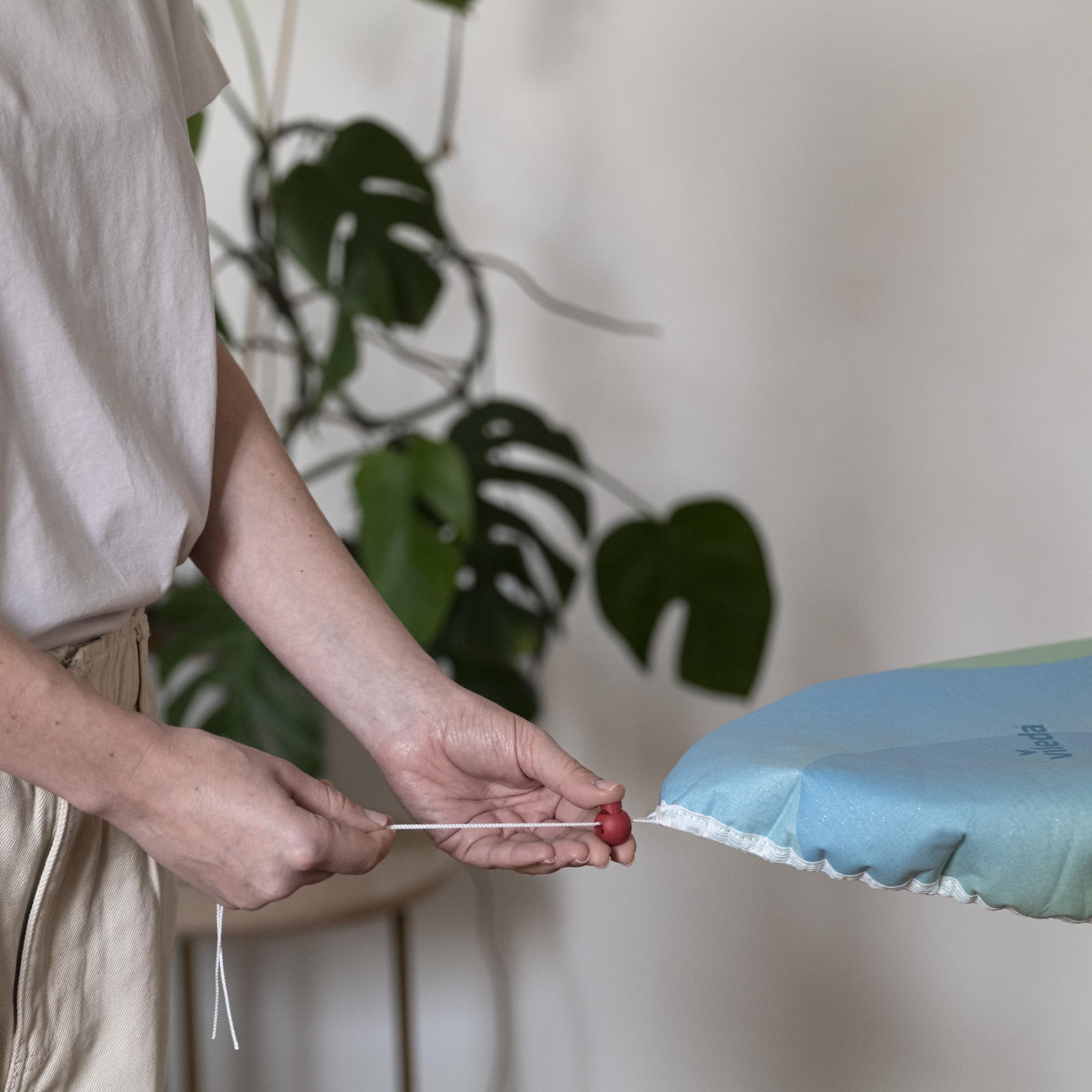 Vileda Premium 2-in-1 Ironing Board Cover | Fits 110-130cm x 30-45cm | Silver/Grey 3
