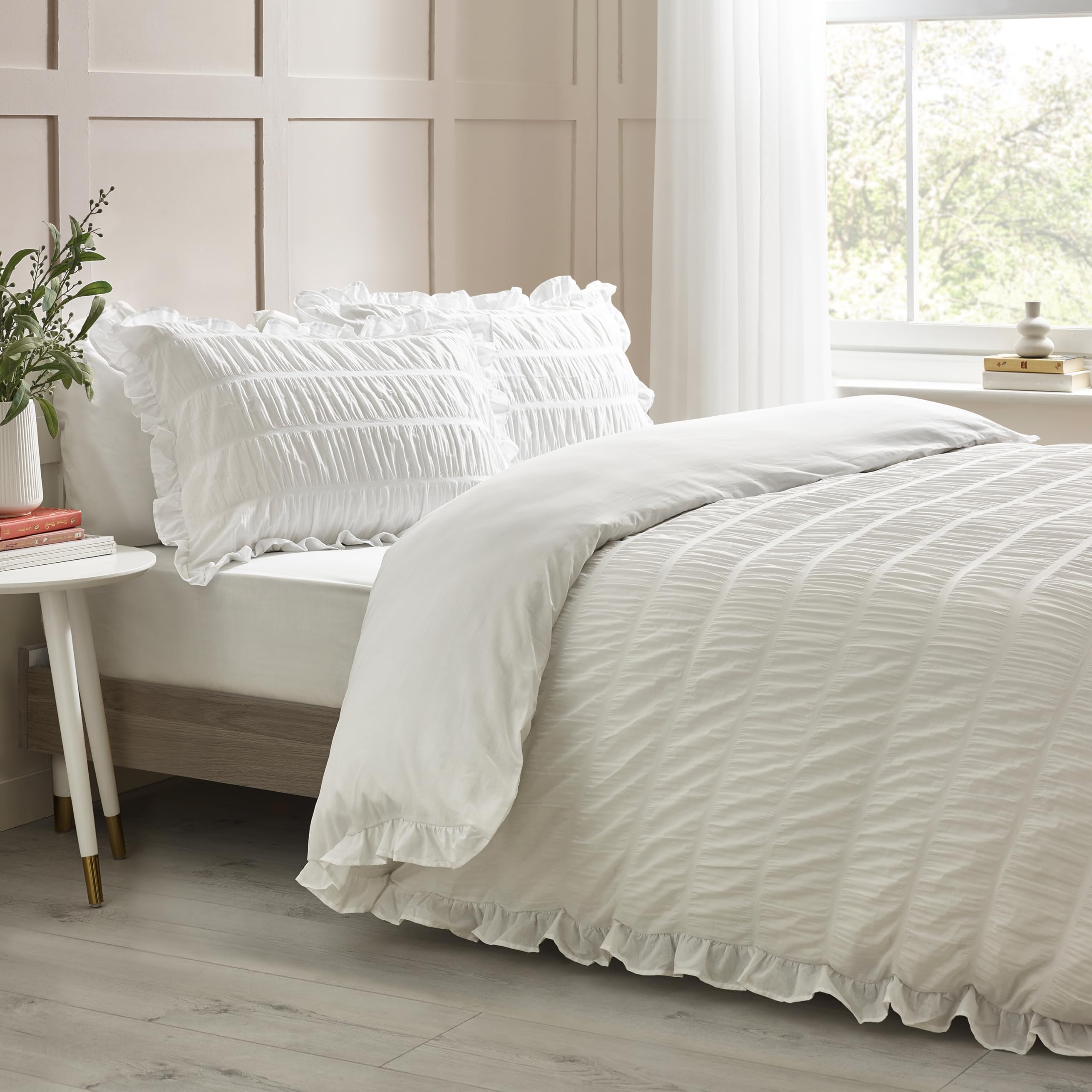 Catherine Lansfield Seersucker Frill Double Duvet Cover Set with Pillowcase | 200x200cm | White 1