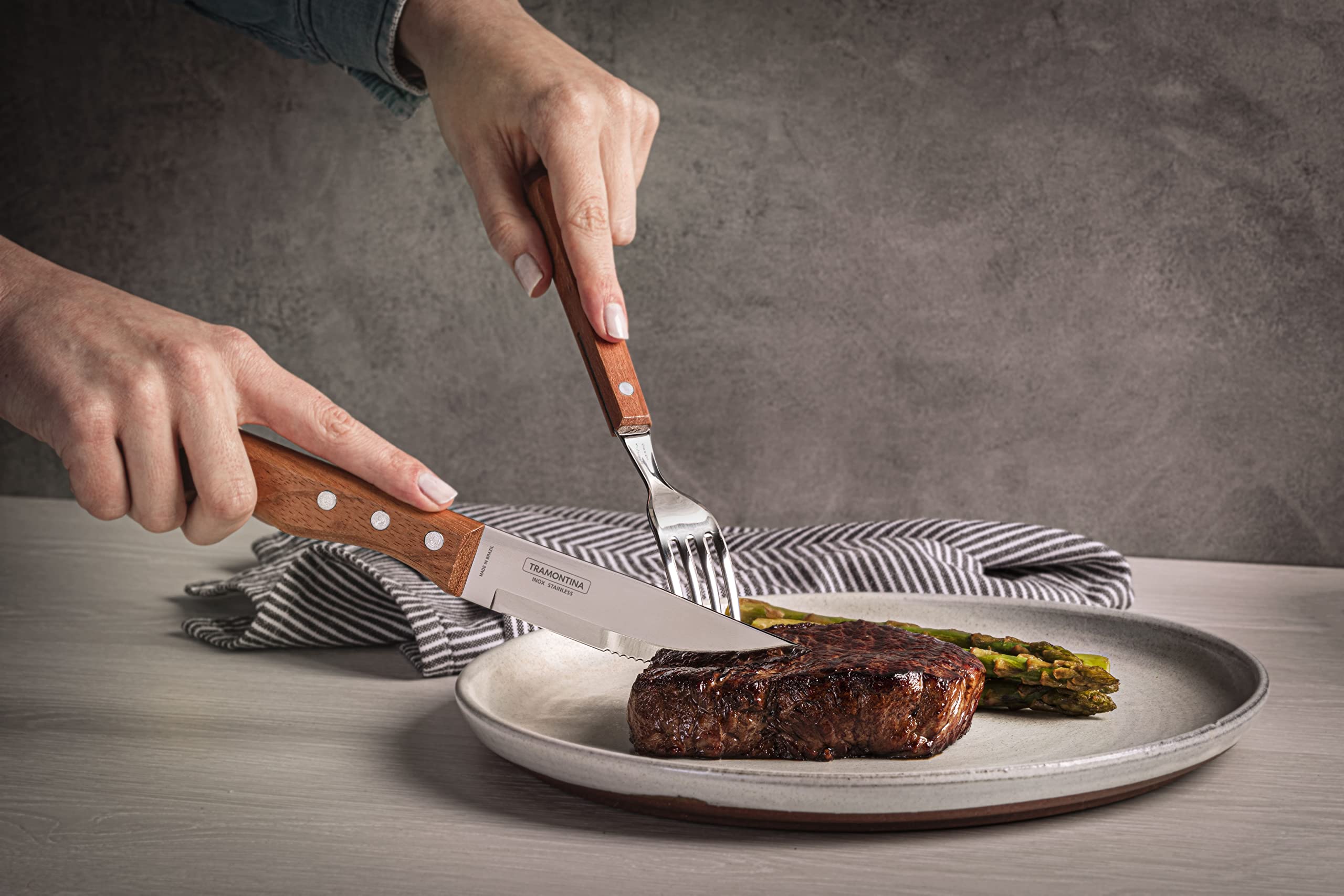 Tramontina Churrasco Collection - 4-Piece Jumbo Steak Knife Set with Serrated Stainless Steel Blades and Natural Wood Handles 2