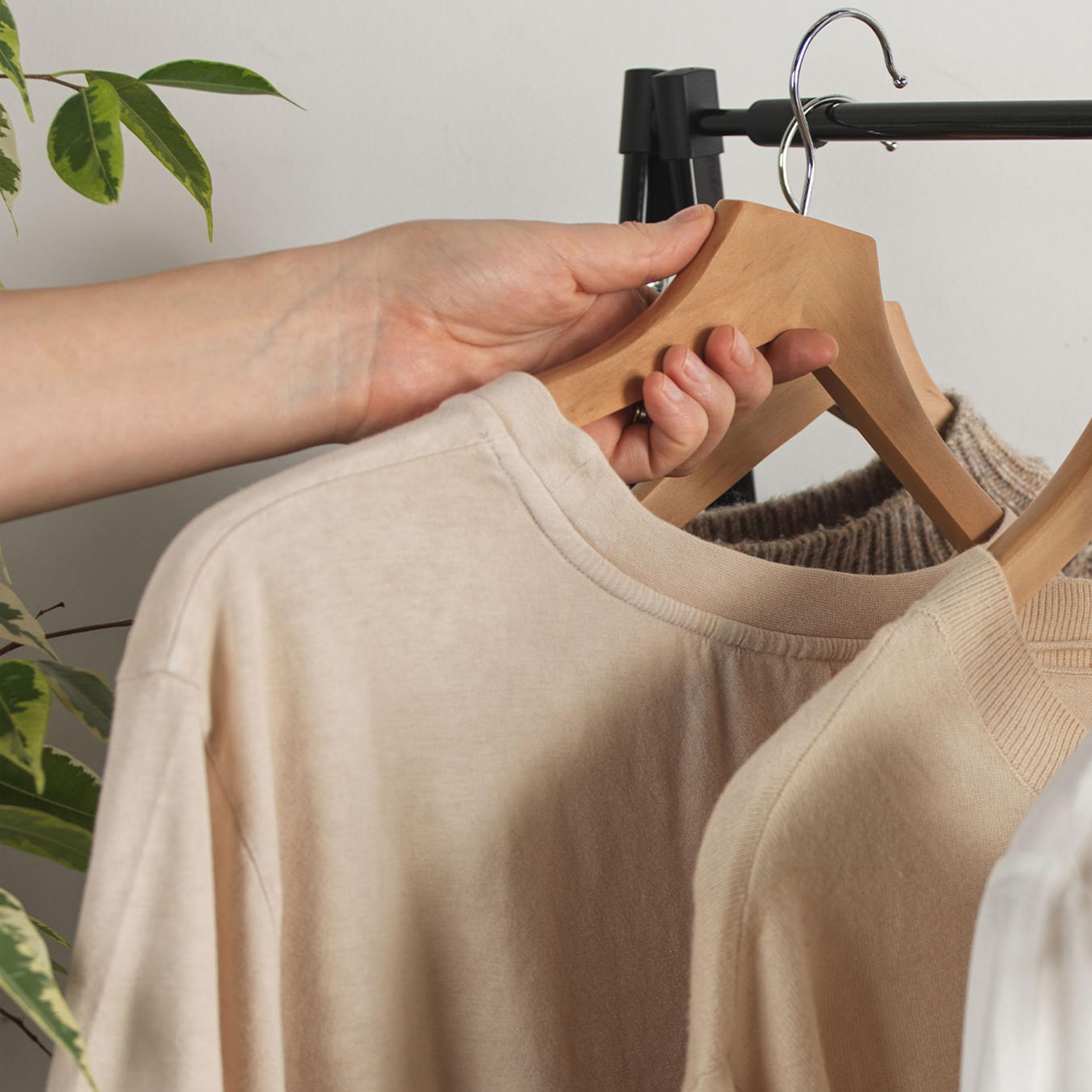Beldray Wooden Clothes Hangers - Pack of 5 Suit Hangers with Trouser Bar | FSC-Certified Wood 3