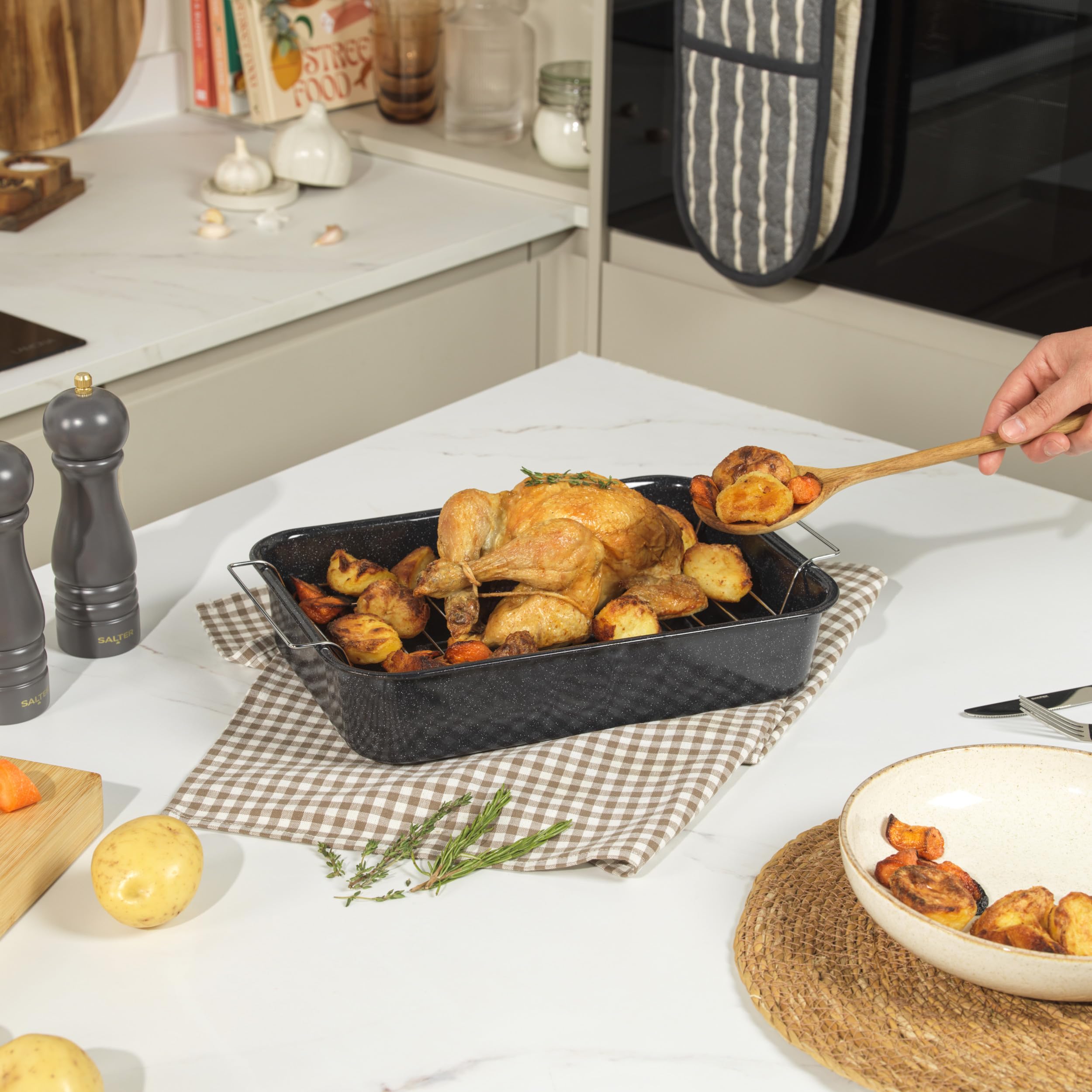 Salter Vitreous Enamel 34cm Roaster & Stainless Steel Rack | Black | Oven Safe up to 230°C 6