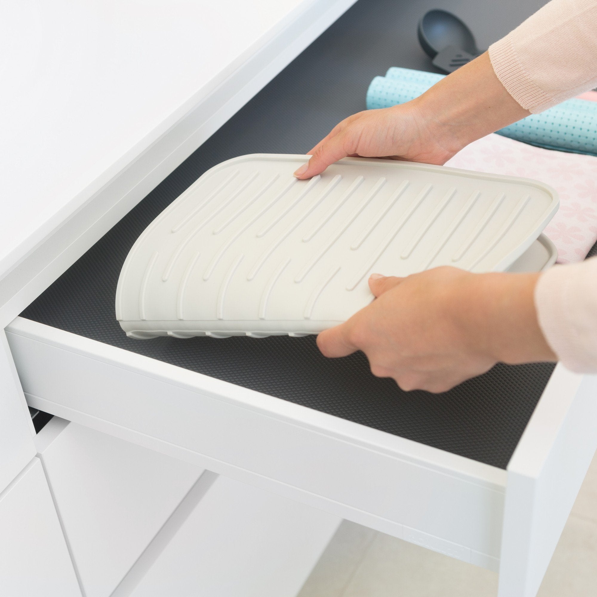Brabantia Silicone Dish Drying Mat - Non-Skid, Dishwasher Safe | Light Grey | 43.8 x 32.5 cm 3