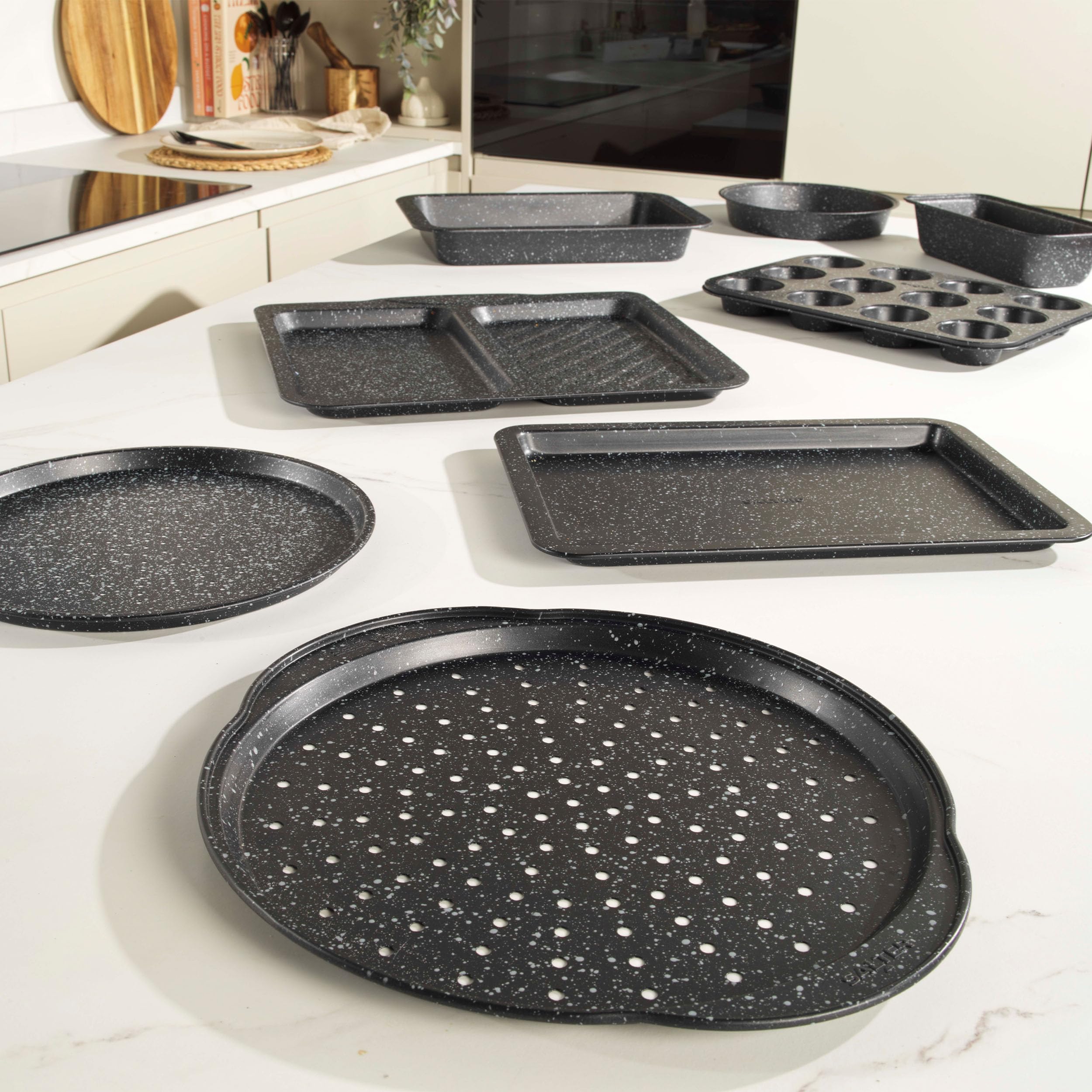 Salter Megastone Collection Carbon Steel Perforated Pizza Pan - 29 cm Round 2
